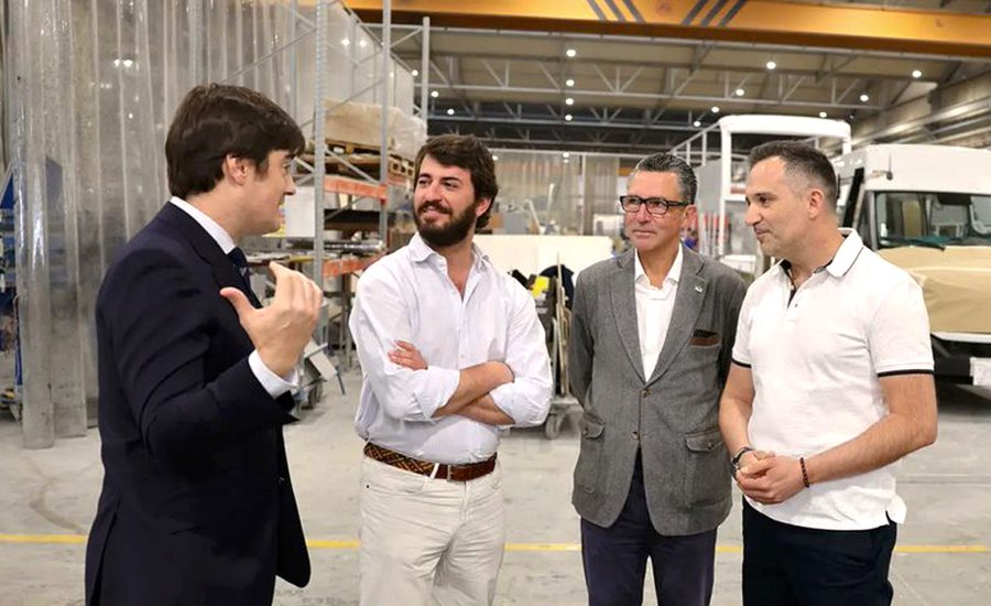 Visita del vicepresidente de la Junta de Castilla y León, Juan García Gallardo a las instalaciones de UNVI