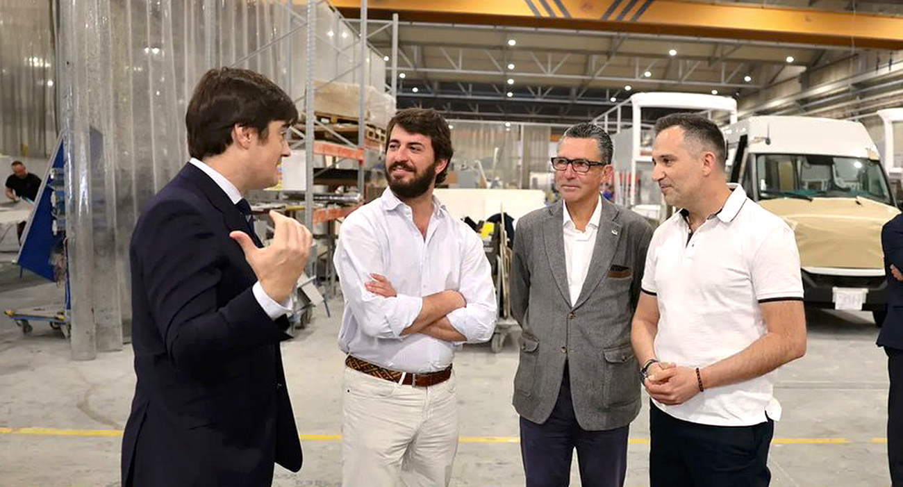 Visita del vicepresidente de la Junta de Castilla y León, Juan García Gallardo a las instalaciones de UNVI